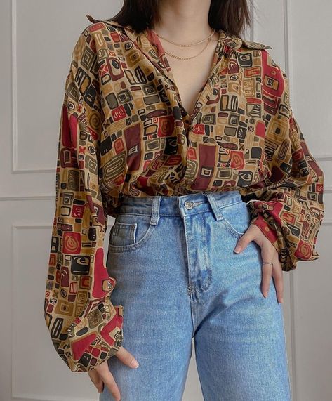 Artsie Aesthetic Outfits, Arty Outfits Aesthetic, Fun Outfits For Women Funky, Arty Aesthetic Outfits, Queer Outfits Women, Artsy Fashion Style, Retro 80s Outfits, Pattern Shirt Outfit, Artsy Outfit Ideas