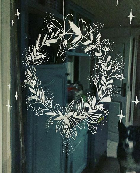 All White Christmas Window Painting, Glass Chalk Window Christmas, Window Painting Christmas Easy, Window Cristhmas Drawing, Snow Painted Windows, Winter Themed Window Painting, Christmas Glass Door Painting Ideas, White Marker Window Christmas, Christmas Window Drawing Chalk Markers Template