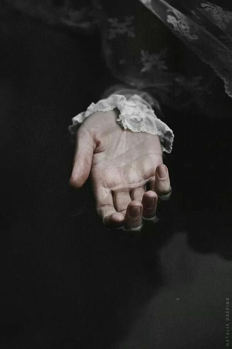 𝒂𝒌𝒖𝒕𝒂𝒈𝒂𝒘𝒂 & 𝒂𝒕𝒔𝒖𝒔𝒉𝒊 Victorian Vampire Aesthetic, Male Vampire, Victorian Vampire, Yennefer Of Vengerberg, Victorian Aesthetic, Vampire Boy, Gothic Vampire, Interview With The Vampire, Halloween Tags