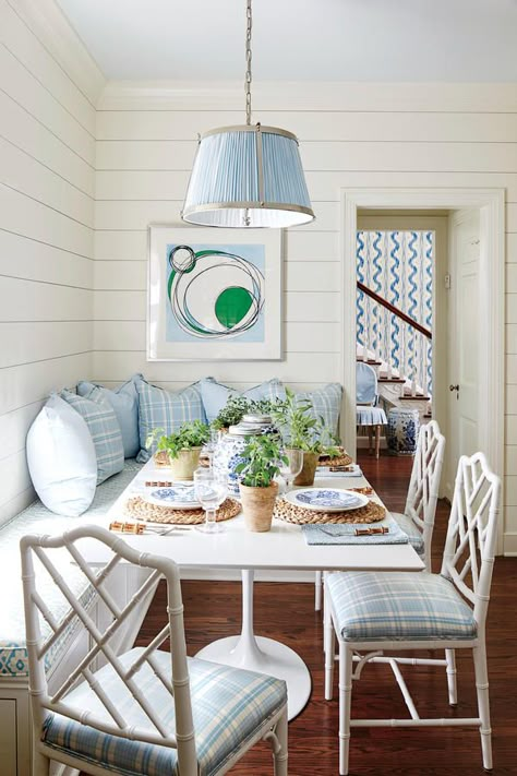 The Breakfast Nook - How To Master Classic Georgian Style - Southernliving. To save space, she built in a banquette and made a rectangular top for a Saarinen tulip base—a clever way to squeeze the typically round table into a square space. Sarah Bartholomew, Corner Banquette, Blue And White Decor, Kitchen Banquette, Beach House Interior Design, House Of Turquoise, Interior Design Per La Casa, Banquette Seating, Beach House Interior