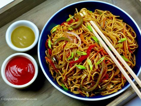 Chow Mein Recipes, Veg Chow Mein Recipe, Chinese Stir Fry Noodles, Chow Mein Recipe Vegetable, Chowmein Recipe, Veg Chowmein, Chinese Side Dishes, Vegetable Chow Mein, Recipe Mushroom