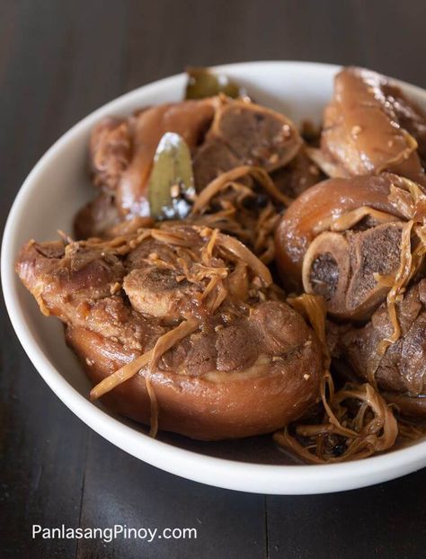 Paksiw na Pata Recipe Paksiw Na Pata, Lechon Paksiw Recipe, Pata Recipe, Pork Leg, Pork Adobo, Pork Hock, Dried Bananas, How To Cook Beef, Filipino Dishes