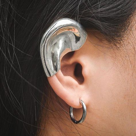 fangophilia Taro on Instagram: “Half ear cover I make ear covers with various designs. But I like this simple type the most. Because this type shows the shape of ear as it…” Futuristic Jewelry, Ear Piece, Ear Cuff Jewelry, Face Jewellery, Dope Jewelry, Funky Jewelry, Jewelry Lookbook, Jewelry Inspo, Dream Jewelry