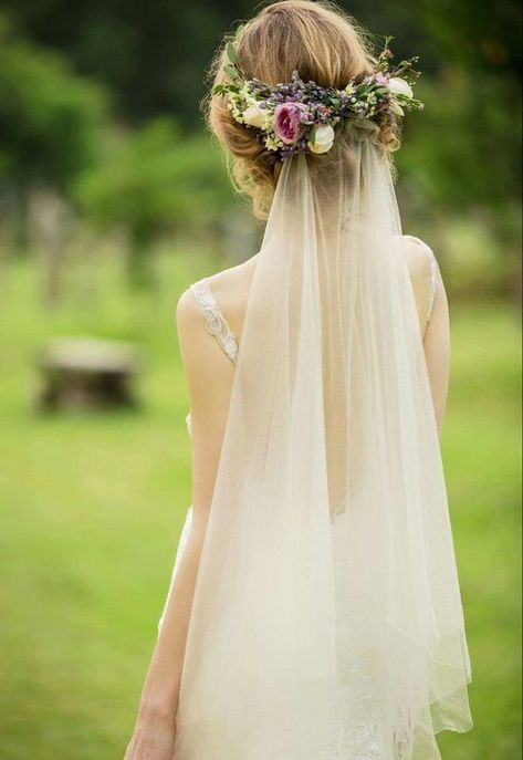 Hairstyle, wedding hairstyle, wedding, elegant hairstyle.Hairstyle, wedding hairstyle, wedding, elegant hairstyle. Flowers In Her Hair, Boda Mexicana, Elegant Wedding Hair, Wedding Hairstyles With Veil, Veil Hairstyles, Flower Crown Wedding, Wedding Hair Flowers, Short Wedding Hair, Elegant Bride