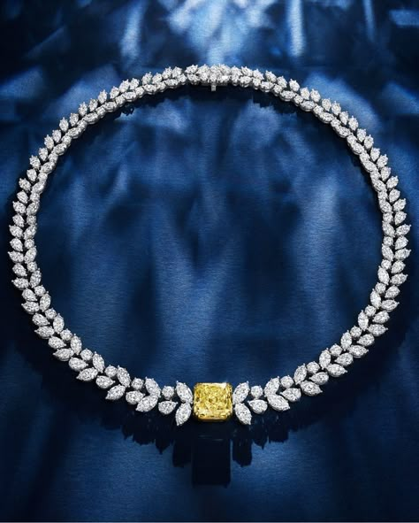 Harry Winston Diamond Necklace, Harry Winston Jewelry, Yellow Diamond Necklace, Bridal Diamond Necklace, Expensive Jewelry Luxury, Fancy Jewellery Designs, Diamond Necklace Designs, Bridal Diamond Jewellery, Harry Winston