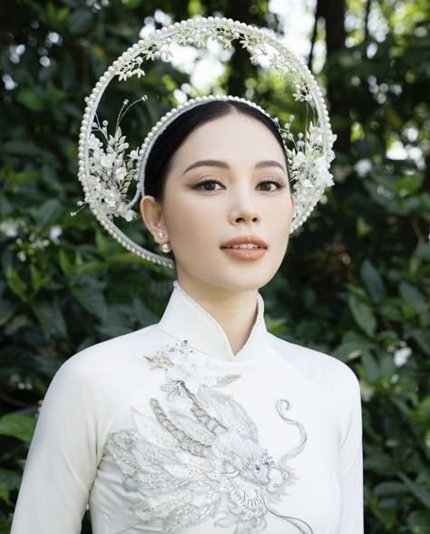 Vietnamese Wedding Headpiece, Viet Wedding Dress, White Ao Dai Wedding Dress, Ao Dai Hairstyles, Ao Dai Headpiece, Vietnamese Headpiece, Vietnamese Wedding Dress Ao Dai, Vietnamese Ao Dai Wedding, Khan Dong