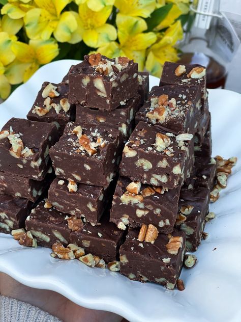 Bourbon Fudge, Smoked Herring, Chocolate Pecan Pie Bars, Pecan Fudge, True Christmas, Brittle Recipes, Salted Caramel Brownies, Christmas Cookie Recipes, Chocolate Pecan Pie