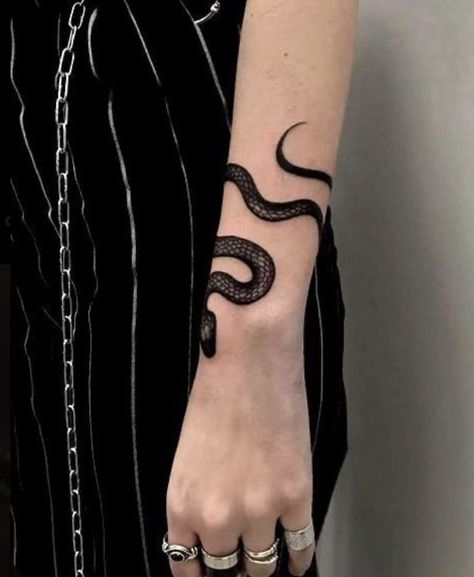 Black Snake Tattoo, Wrap Around Wrist Tattoos, Small Snake Tattoo, Emo Tattoos, Around Arm Tattoo, Serpent Tattoo, Wrap Tattoo, Tato Henna, Kunst Tattoos