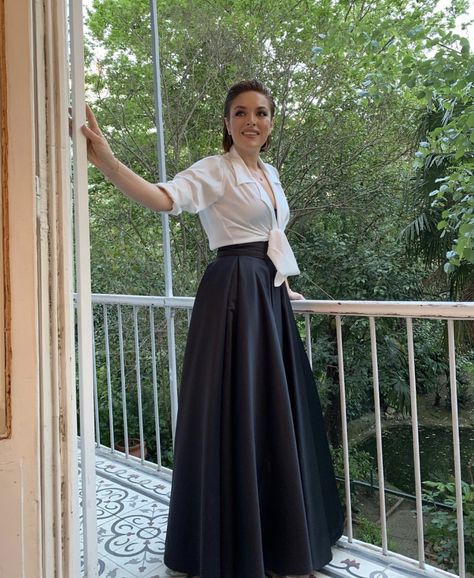 Black Long Skirt With Folds, Traditional Black Long Skirt, Black Full-length Maxi Skirt For Gala, Long Black Skirt Goth, Luxury Black Floor-length Skirt, Saree With Belt, Taffeta Skirt, Natural Hair Braids, Long Skirt