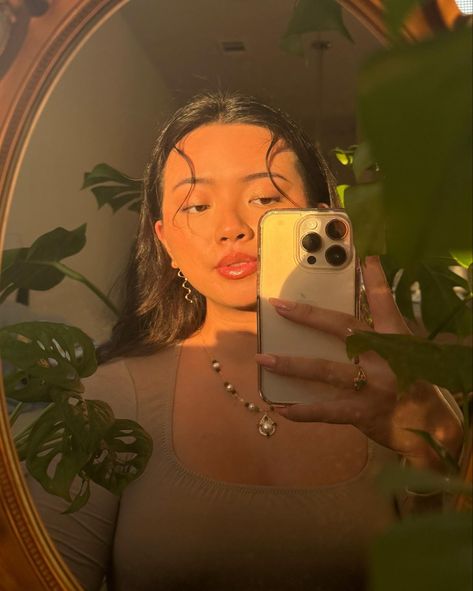 Plant selfie
Golden hour
Ethereal
Mirror picture
Mirror selfie
Mirror pic
Goddess energy Plant Selfie Aesthetic, Golden Hour Mirror Selfie, Golden Hour Selfie Poses, Horizontal Selfie, Golden Hour Selfie, Golden Hour Aesthetic, Greek Goddess Costume, Circle Mirror, Goddess Costume