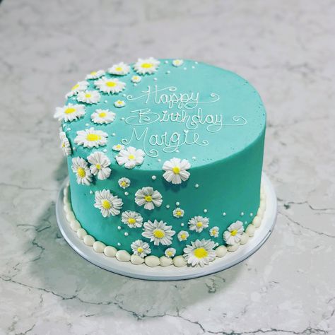 Simple Daisy Birthday Cake, Pastel Daisy Cake, Daisy Cake Ideas Simple, Birthday Cake With Daisy Flowers, Simple Daisy Cake Design, Daisy Birthday Cake, Butterfly Cake Decorations, Flower Cake Design, Decorating Icing