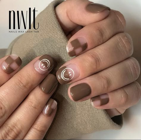 Short Nail Designs Checkerboard, Short Nail Designs Checkered, Brown Gel Nails Short, Brown Checkered Nails, Minimal Nail Ideas, Short New Years Nails, Short Brown Nails, Happy New Year Nails, Nail Ideas New Years