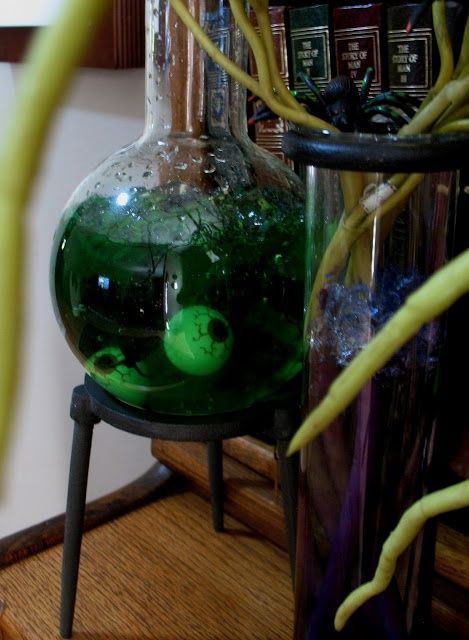 23+ Unexpected Halloween Decorating Ideas for the Home Haunted Laboratory, Leftover Pickle Juice, Witch Potions, Halloween Mad, Mad Scientist Halloween, Scientist Lab, Mad Scientist Party, Halloween Potion Bottles, Halloween Apothecary