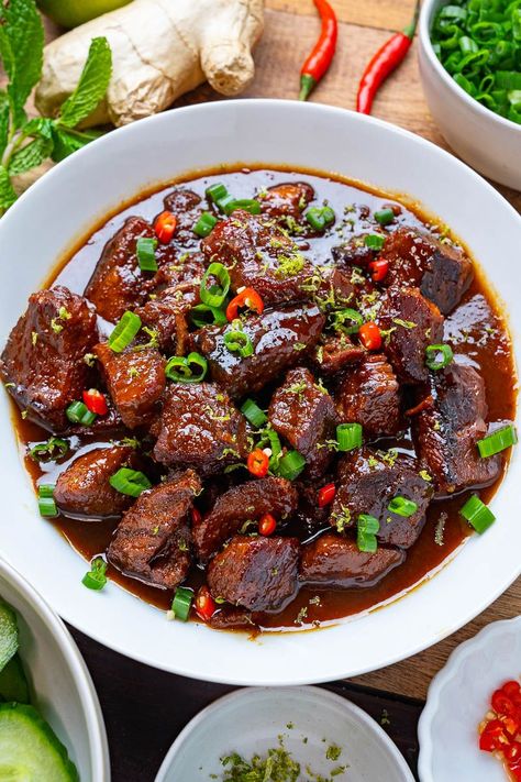 Vietnamese Caramel Pork Caramel Pork, Vietnamese Pork, Cozy Dinner, Vietnamese Cuisine, Recipes Vegetarian, Pork Dishes, Asian Cooking, Asian Dishes, Savoury Dishes