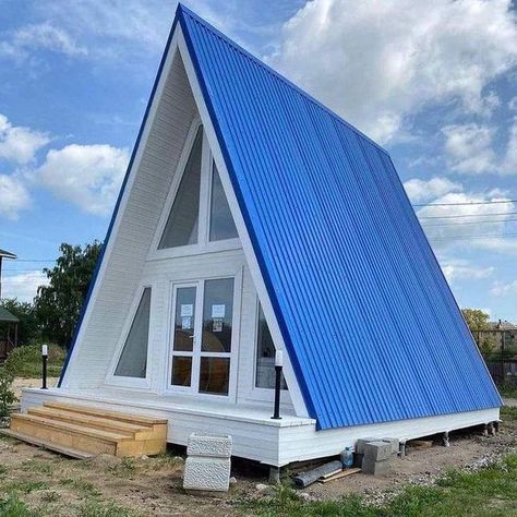 Design Case Mici, A Frame Cabin Plans, Triangle House, A Frame House Plans, House Floor Design, House Arch Design, Tiny House Decor, Minimal House Design, Architecture Model House