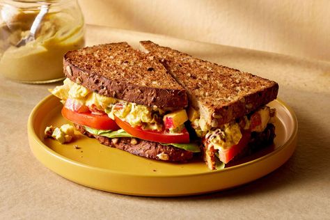 Easy Chicken Salad Recipe, Brunch Salad, Apple Sandwich, Apple Honey, Chicken Salad Recipe Easy, Easy Chicken Salad, Curried Chicken, Cold Sandwiches, Pecan Salad