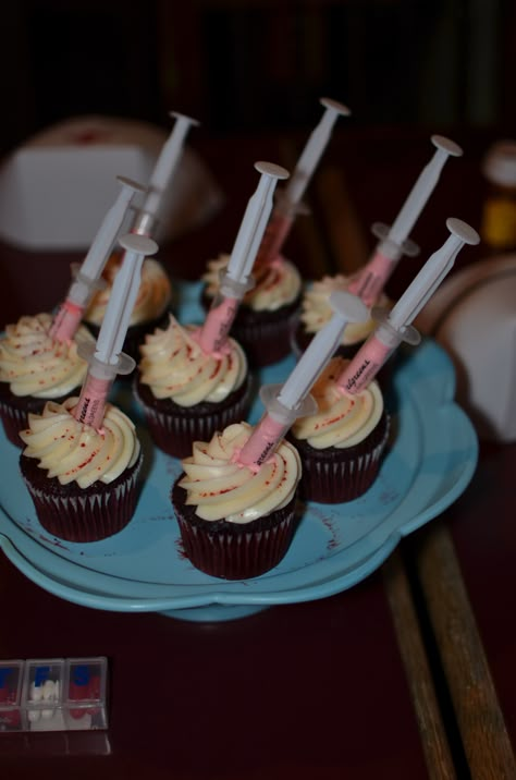 Midwifery Graduation Party, Syringe Cupcakes, Pharmacy Cupcakes, Medical School Graduation Cake, Nursing Grad Party Ideas, Pharmacy School Graduation Party, Pharmacy Party, Pharmd Graduation, Nursing School Grad Party