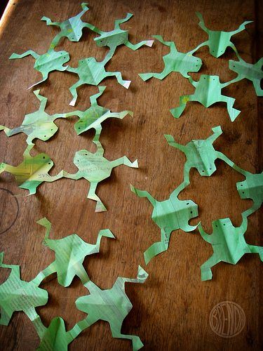 Frogs! Frogs everywhere! Frogs in your bed! Frogs on your head! Help your kids remember the story of Passover with this silly froggy craft. Frogs Craft, Pesach Crafts, Passover Crafts, Children Bible, Ten Plagues, Passover Decorations, Jewish Crafts, Frog Crafts, Yom Kippur