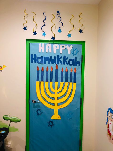 Some ideas for Hanukkah , so easy to make Hannukah Door Decoration, Hanukkah Classroom Door Decorations, Hanukkah Door Decorating Contest, Hanukkah Classroom Decorations, Hanukkah Door Decorations, Hanukkah Door Decorations For School, Hanukkah Bulletin Board Ideas, Diy Hanukkah Decorations, Hanukkah Decorations Diy