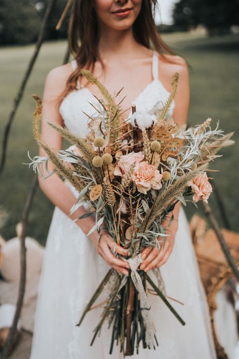 Prairie Bouquet, Wedding Bouquets With Wheat, Bouquet With Wheat, Wheat Wedding Bouquet, Long Bouquet, Wheat Bouquet, Wheat Flower Arrangement, Crimson Wedding, Wheat Wedding