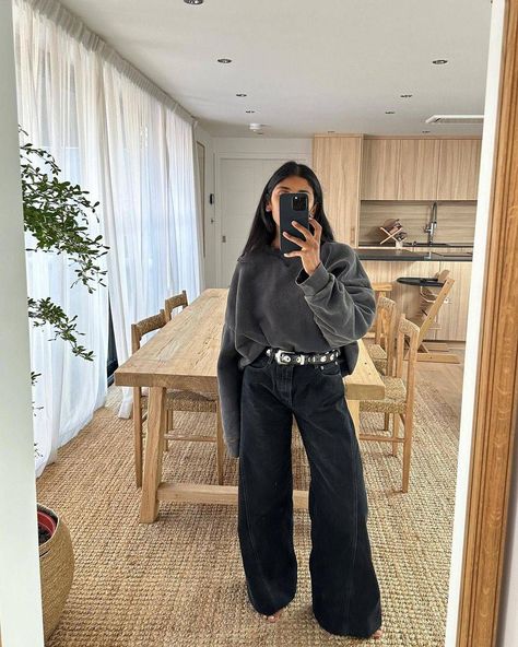 Black Jeans Outfits: @monikh wears black wide-leg jeans and a sweatshirt Wide Leg Black Jeans Outfit, Black Wide Leg Jeans Outfit, Wide Jeans Outfit, Wide Leg Black Jeans, Black Wide Leg Jeans, Wide Leg Jeans Outfit, Legs Outfit, Jeans Outfit Winter, Jeans Outfit Fall