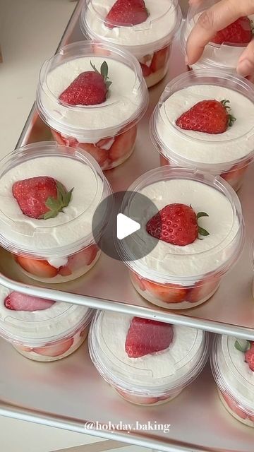 Strawberry Cup Desserts, Strawberry Desserts Cups, Cups Recipes, Dessert Cups Recipes, Birthday Party Snacks, Bake Desserts, Strawberry Cakes, Strawberry Desserts, Birthday Food