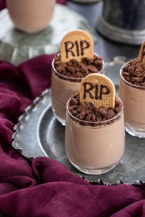 Bicchieri lapide al cioccolato Halloween Panna Cotta, Aperitivo Halloween, Postres Halloween Ideas, Halloween Menu Ideas Food, Halloween Cibo, Cibo Halloween, Comidas Halloween, Menu Halloween, Hallowen Party