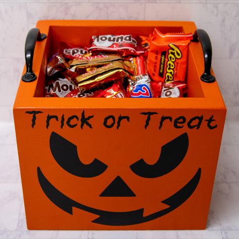 Halloween Candy Box, Halloween Treat Boxes, Adornos Halloween, Halloween Crafts Decorations, Wood Basket, Pumpkin Face, Kids Candy, Halloween Treat, Candy Bowl