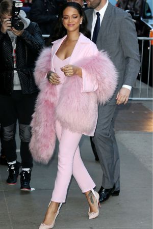 Rihanna wearing Pascal Millet Looks Rihanna, Winter Pastels, Rihanna Outfits, Mode Rose, Winter Outfits Aesthetic, Rihanna Style, Pink Pants, Pink Outfits, Dakota Johnson