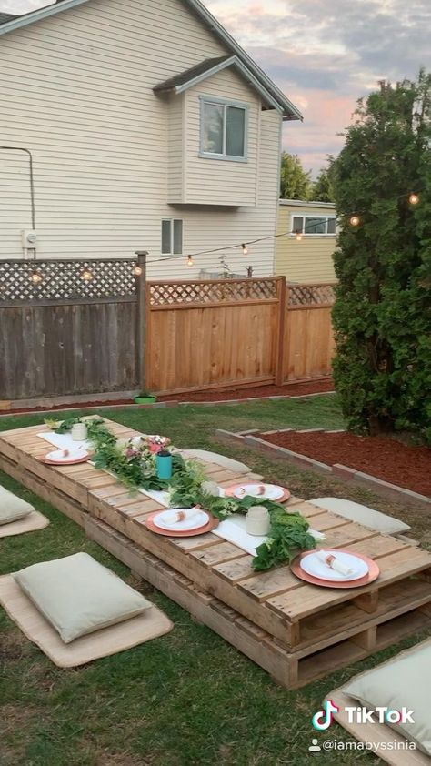 Short Picnic Table, Backyard Dinner Party, Backyard Birthday Parties, Picnic Birthday Party, Fest Temaer, Short Table, Backyard Picnic, Backyard Birthday, Picnic Inspiration