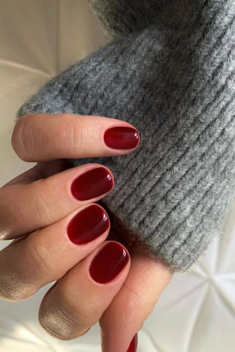 deep red summer nail ideas Red Gel Nails, Kutek Disney, Short Fake Nails, Nagel Tips, Smink Inspiration, February Nails, Makijaż Smokey Eye, Valentine Nails, Red Nail