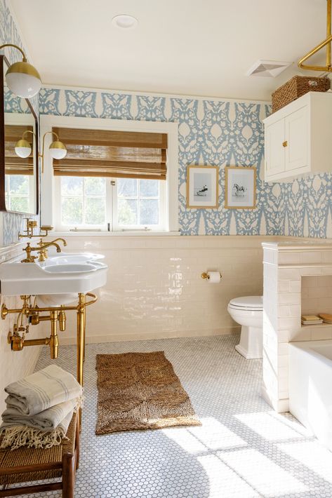 Refreshing a 1915 Craftsman in Altadena, CA - This Old House Bungalow Bathroom, Bungalow Interior, Craftsman Bathroom, Craftsman Interior, Craftsman Cottage, Sandberg Wallpaper, Victorian Bathroom, Cottage Bathroom, Ig Feed