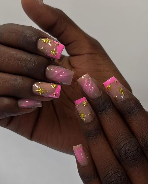 Pink and gold😍🎀🌟 Pink And Gold Nails Acrylic, Hot Pink And Gold Nails, Gold And Pink Nails, Gold Nails Acrylic, Pink And Gold Nails, Black Nail Ideas, Hot Pink And Gold, Short Gel Nails, Hot Pink Nails