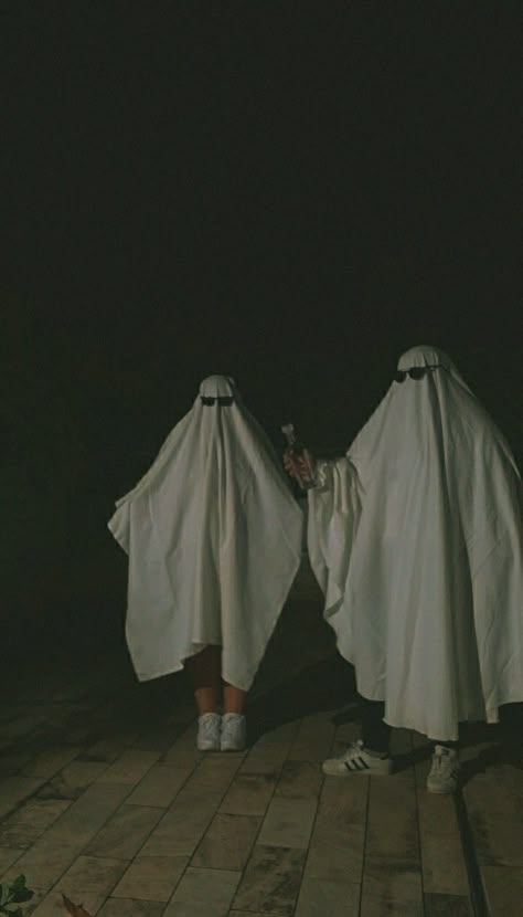 halloween costume Halloween Costumes Goste, Scary Halloween Costume Aesthetic, Ghosts Costumes Aesthetic, Funny Ghost Halloween Costumes, Ghost Halloween Costume Aesthetic, Couple Ghost Costume, Cool Ghost Costume, Friend Costume Ideas Two Funny, Ghost With Sunglasses Costume