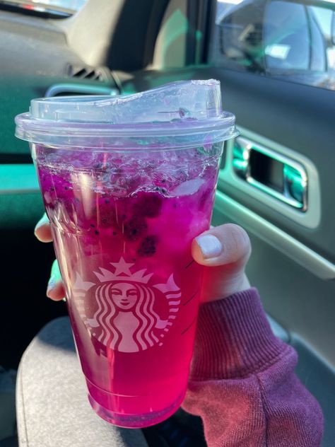 Dragon Fruit Refresher, Dragon Fruit Drink, Starbucks Drink Menu, Cold Starbucks Drinks, Iced Starbucks Drinks, Fruit Du Dragon, How To Order Starbucks, Pink Drink, Starbucks Drinks Recipes