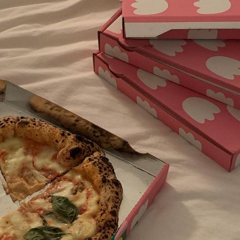 🌴 Sarah Dorison 🌴 on Instagram: “pink pizza 🍕💕” Mariah Carey House, Pink Pizza, Pink Plates, Pizza Party, Mariah Carey, Pink Aesthetic, Pizza, Black Pink, Collage