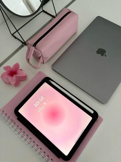 Studera Motivation, Ipad Essentials, Pink Lifestyle, Studying Life, Iphone Obsession, Romanticizing School, Study Motivation Inspiration, Pink Girly Things, Study Aesthetic