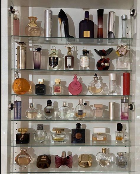 Fragrance De Flor on Instagram: “unboxing Maison Margiela’s At the Barber Shop #unboxing #fragrance #fragrancelover #fragrancereview #voiceover #fragranceformen” How To Organize Perfumes On Dresser, Collection Display Shelves, Casa Aesthetic, Perfume Collection Display, Perfume Victoria Secret, Profumo Victoria Secret, Future Bedroom Ideas, Koleksi Parfum, Furniture Store Design