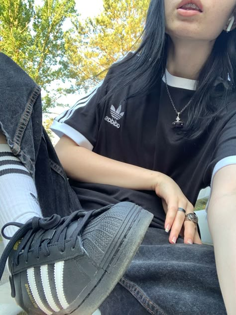 Adidas Shoes Outfit, Looks Adidas, Adidas Outfit Women, Image Swag, Diy Vetement, Adidas Vintage, Adidas Originals Women, New Rock, Adidas Outfit