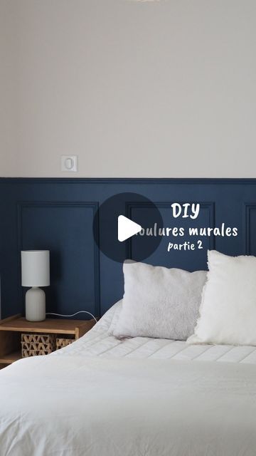 Stacey Stachetti ✨ DIY • Decoration • Bricolage on Instagram: "Alors tu en-penses quoi ?😍 Voici la suite & fin du DIY moulures murales x @duluxvalentinefrance !   Ref peintures : -Lin blanc mat velouté gamme crème de couleur -Bleu indigo satin gamme crème de couleur  Ce combo tu peux le choisir les yeux fermés ! ❤️  Ref déco : -Tables de chevet DIY : tu trouveras la vidéo un peu plus bas sur mon compte -Suspension « Pecan »  Weldom / Leroy Merlin -Lampes de chevet B&M  -Rideaux IKEA « Hannalill » beige   Collaboration commerciale #DIY  #doityourself #moulures #mouluresmurales #deco #décoration #chambre #suiteparentale #maison #peinturemurale #bricolage" Bed Wall, Diy Decoration, Leroy Merlin, Bed, Wall