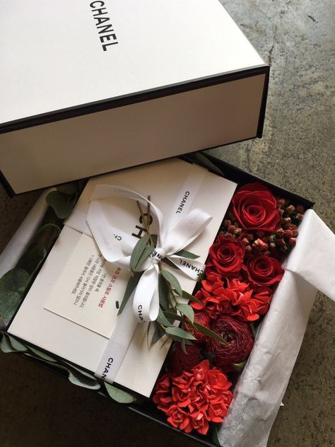 Hampers Photography, Packaging Stamps, Luxury Packaging Design, Package Jewelry, Chanel Rouge, Packaging Ideas Business, Boquette Flowers, Flower Gift Ideas, Gift Inspo