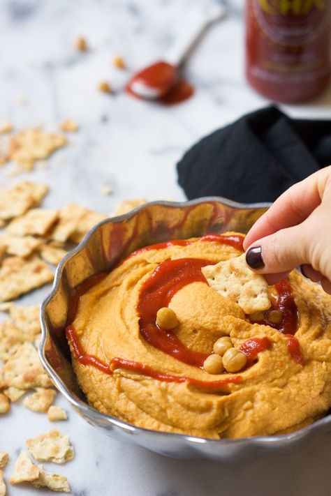 A sweet and spicy combo is the perfect pair in this Honey Sriracha Hummus that takes minutes to throw together! Sriracha Hummus, Healthy Hummus Recipe, Sriracha Recipes, Healthy Hummus, Hummus Recipes, Best Meal Prep, Healthy Dips, Protein Balls, Spread Recipes