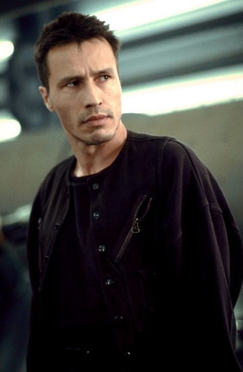 Michael Wincott-Cpt Frank Elgyn,The Betty-ALIEN RESSURECTION Michael Wincott, Alien Resurrection, Aliens Movie, Half Face Mask, Movie Buff, Famous Men, Favorite Actors, The Villain, Film Movie