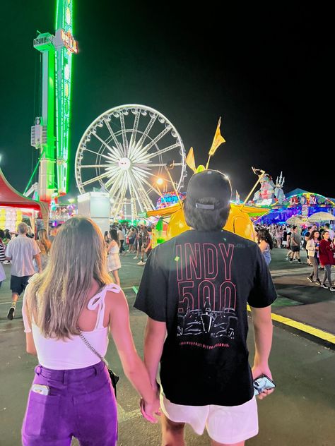 Couples At The Fair At Night, State Fair Pictures With Boyfriend, Fair Poses With Boyfriend, Carnival With Boyfriend, Cute Fair Pics With Boyfriend, State Fair Couple Pictures, Fair Couple Photos, Couple Amusement Park Pictures, Fair Date Pictures