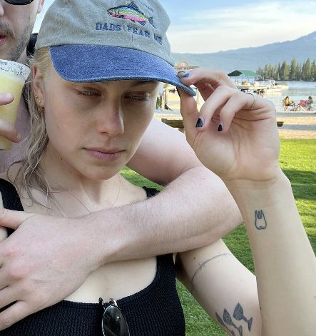 Phoebe Bridgers Barbed Wire Tattoo, Phoebe Bridgers Tattoos She Has, Phoebe Bridgers Tooth Tattoo, Boygenius Teeth Tattoo, Know It’s For The Better Phoebe Tattoo, Phoebe Bridgers Inspired Tattoo, Boygenius Tooth Tattoo, Boygenius Tattoo Ideas, Phoebe Bridgers Style