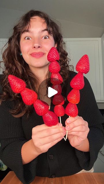 Carolina Gelen on Instagram: "CHOCOLATE TANGHULU > CHOCOLATE COVERED STRAWBERRIES - ditch the chocolate covered strawberries this Galentine’s and make these crunchy, sugar coated strawberries instead. Recipe link here: https://carolinagelen.com/chocolate-tanghulu/ #tanghulu #strawberry #strawberries #chocolatecoveredstrawberries #chocolate #cooking #dessert #asmr #desserts rt" Chocolate Tanghulu, Chocolate Strawberry Cups, Chocolate Covered Strawberries In A Cup, Chocolate Covered Fruit Ideas, Sugar Coated Strawberries, Fruit Skewers Ideas, Dipped Strawberry Ideas, Strawberry Chocolate Dipped, Chocolate Covered Strawberries Ideas