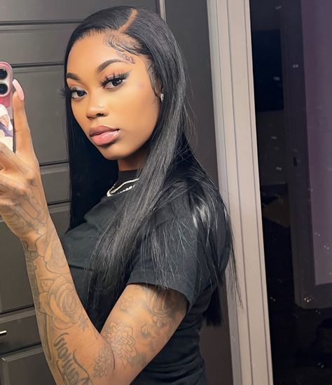 Selfie of rapper Asian Doll (Misharron Jermeisha Allen). King Von Rapper Aesthetic, Da Brat, King Von, Cheerleading Hairstyles, Brat Doll, Graphic Design Images, Doll Aesthetic, Michael Myers Halloween, Asian Doll