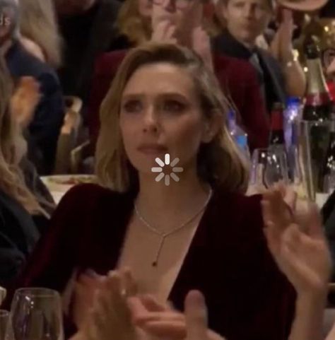 Elizabeth Olsen Eyes, Elizabeth Olsen Funny, Funny Elizabeth Olsen, Cute Lizzie Olsen, Elizabeth Olsen Funny Pictures, Lizzie Olsen Pfp, Funny Wanda Maximoff Pictures, Elizabeth Olsen Reaction Pic, Elizabeth Olsen Hugging