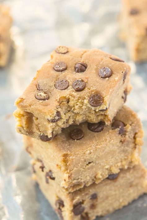 banana blondies. No Bake Banana Bread, Bake Banana Bread, Banana Blondies, Night Cravings, Baked Banana, Paleo Desserts, Banana Healthy, Bake Desserts, Banana Recipes