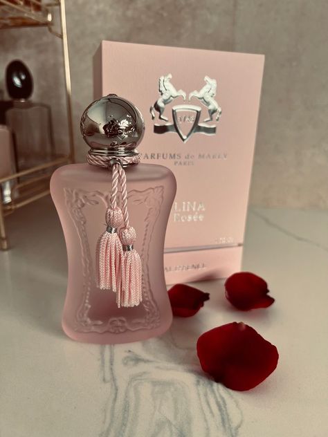 Kate Spade Perfume, Koleksi Parfum, Fragrance Lab, Expensive Perfume, Perfume Photography, Fragrances Perfume Woman, Parfums De Marly, Perfume Body Spray, Perfume Collection Fragrance